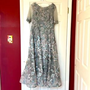 ALEXANDER BY DAYMOR dress, size 10. Dove grey with blue-green floral embroidery